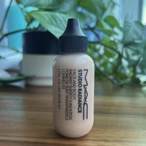 MAC Studio Radiance Face and Body Foundation - C3